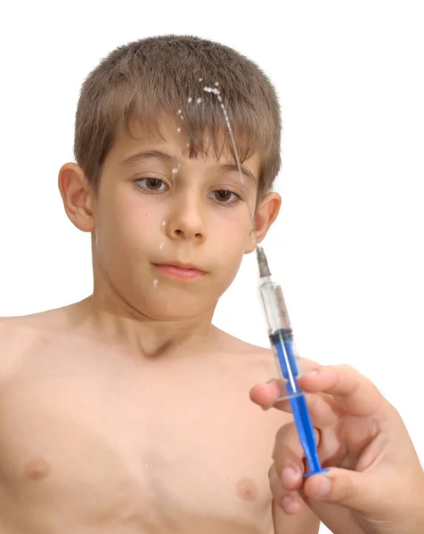 少年と注射器 — ストック写真