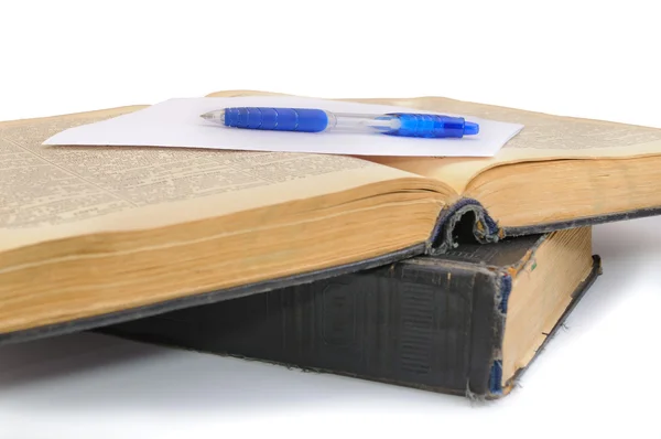 O livro e a caneta mais antigos — Fotografia de Stock