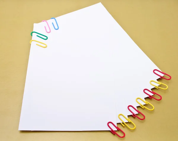 Kolor naklejki i spinacze do papieru — Zdjęcie stockowe