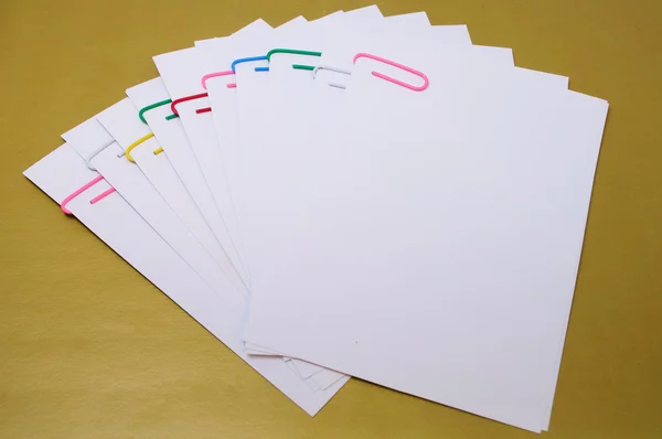Kleur stickers en paperclips — Stockfoto
