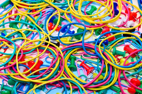 Χρωματιστά συνδετήρες και καρφίτσες — Φωτογραφία Αρχείου