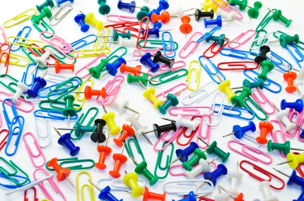 Gekleurde paperclips broches en pins — Stockfoto