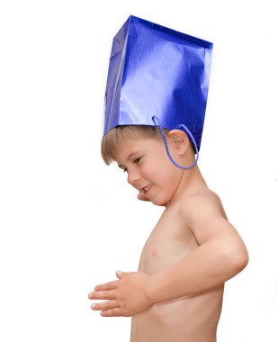 bir çocuk alışveriş için bir çanta