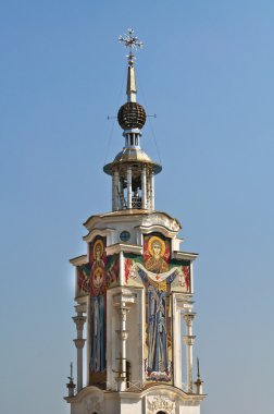 mavi gökyüzüne karşı kilise