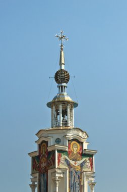 mavi gökyüzüne karşı kilise