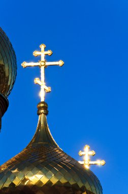 mavi gökyüzüne karşı kilise