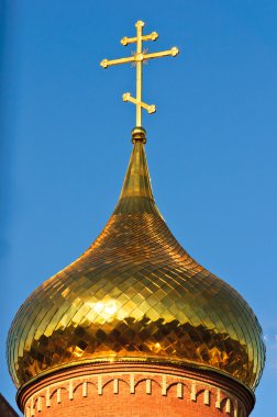 mavi gökyüzüne karşı kilise