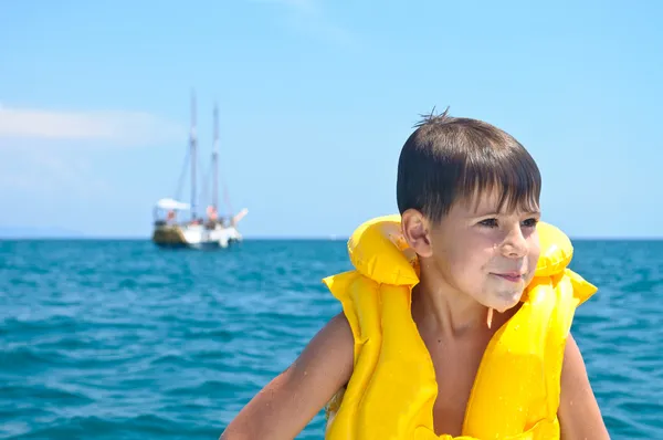 Хлопчик у плавальному жилеті — стокове фото