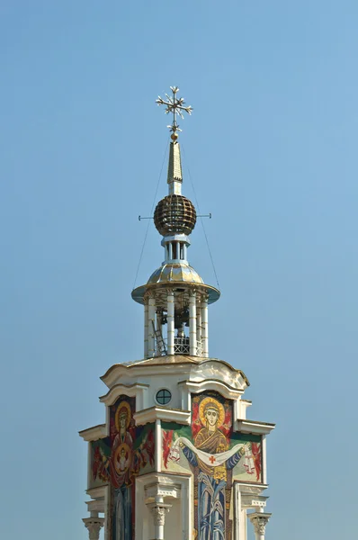 Biserica împotriva cerului albastru — Fotografie, imagine de stoc