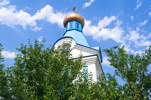 Církev proti modré obloze — Stock fotografie