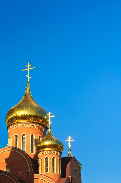 Mavi gökyüzüne karşı kilise — Stok fotoğraf