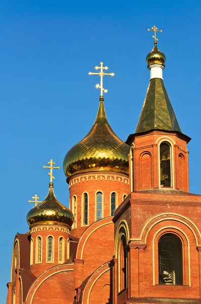 Mavi gökyüzüne karşı kilise — Stok fotoğraf