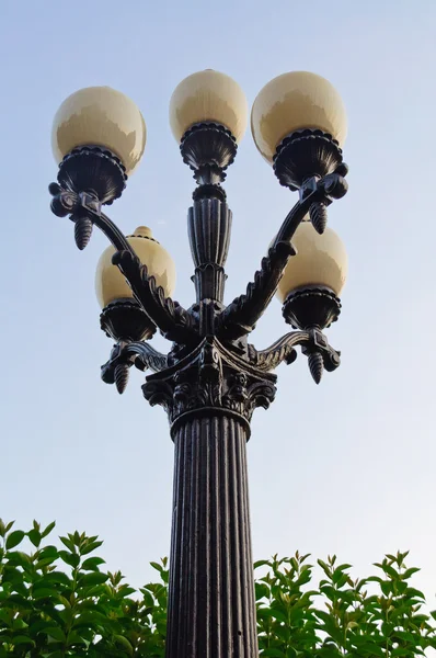 기둥 위에 있는 가로등 — 스톡 사진