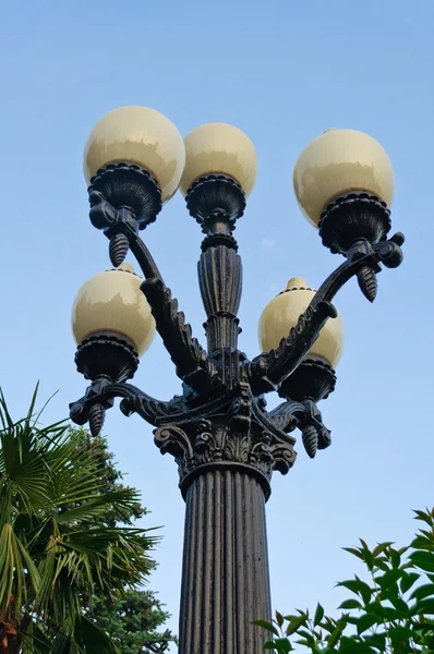 기둥 위에 있는 가로등 — 스톡 사진