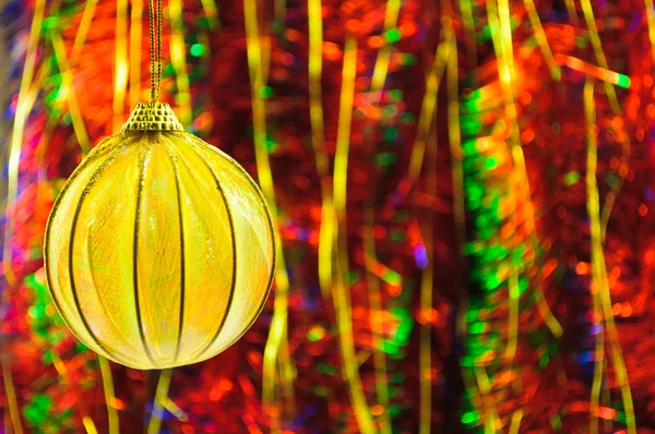 Decoraciones navideñas y oropel en diferentes colores — Foto de Stock