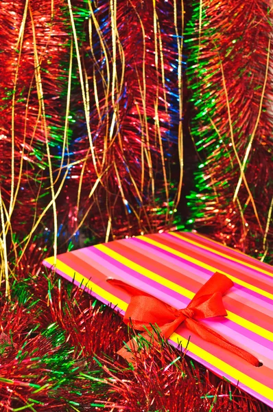 Weihnachtsschmuck und Lametta in verschiedenen Farben — Stockfoto