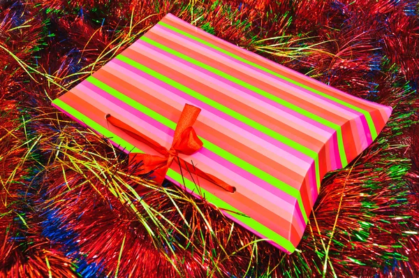 Décorations de Noël et tinsel en différentes couleurs — Photo
