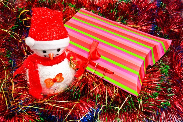 Vánoční ozdoby a pozlátko v různých barvách — Stock fotografie