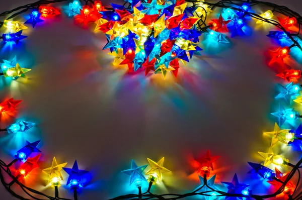 Věnec z barevných světel na vánoční stromky — Stock fotografie
