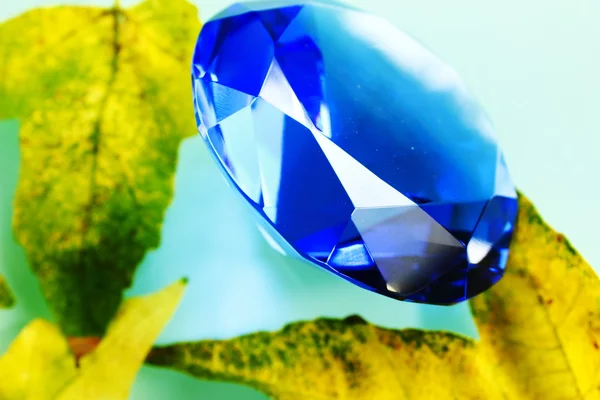 Блакитний сапфір і листя — стокове фото