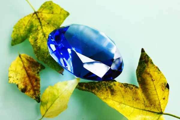 Saphir bleu et feuilles — Photo