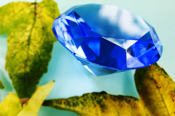 Блакитний сапфір і листя — стокове фото