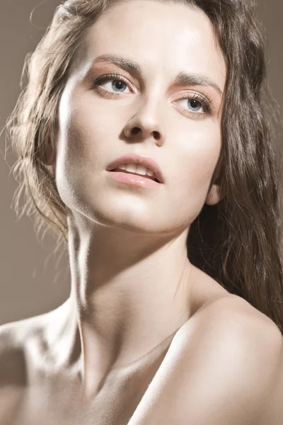 Πρόσωπο της μια σέξι μελαχρινή νεαρή γυναίκα με το τέλειο δέρμα — Φωτογραφία Αρχείου