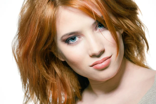 Primer plano retrato de una joven sexy con el pelo rojo y maquillaje natural —  Fotos de Stock