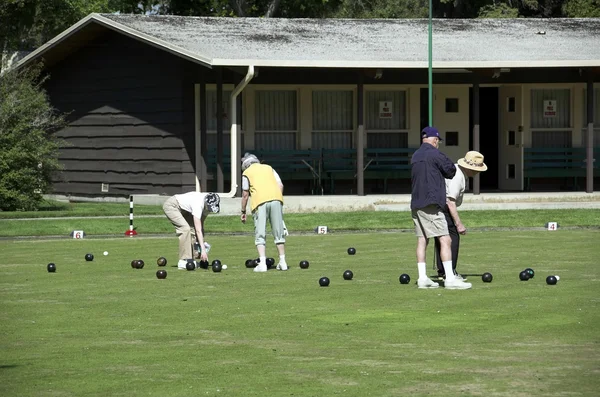 Elderly lawn bowlers — Stock Photo, Image