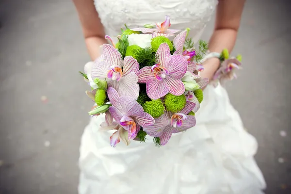 Bouquet nelle mani della sposa — Foto Stock