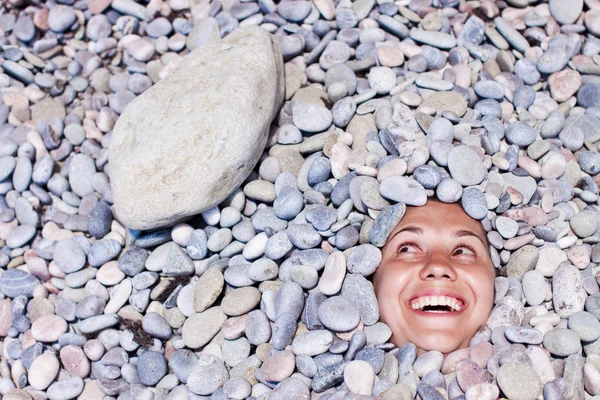 Chica divertida en piedras —  Fotos de Stock