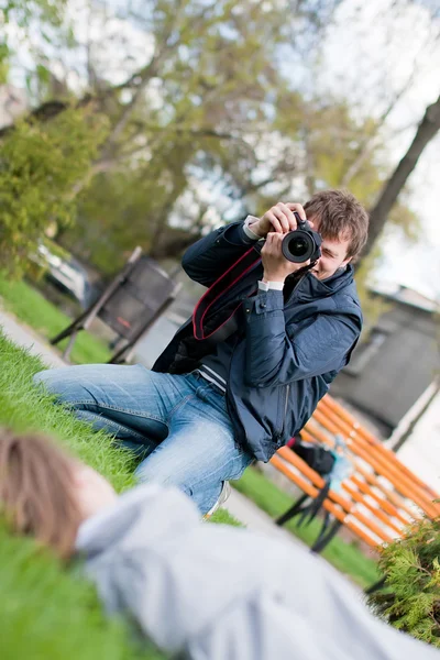 Fotograaf neemt een schot van een model — Stockfoto