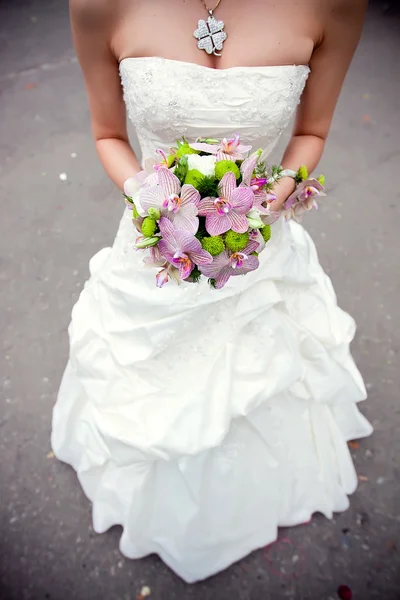 Bouquet in bride's hands — Stock Photo, Image