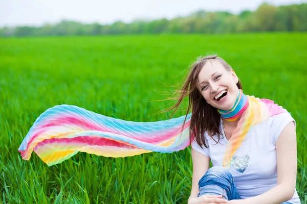 快乐的女孩，在一条围巾 — 图库照片