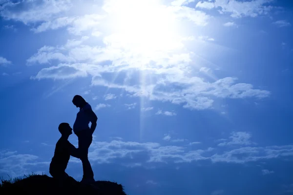 男性と妊娠している女性のシルエット — ストック写真