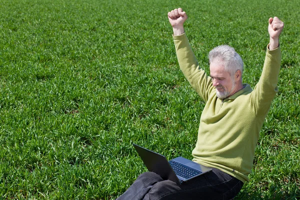 Emocionante abuelo con un ordenador portátil — Foto de Stock