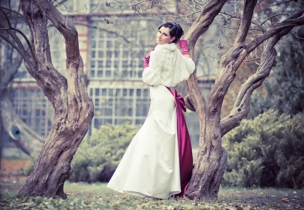 Belle mariée en robe de mariée — Photo