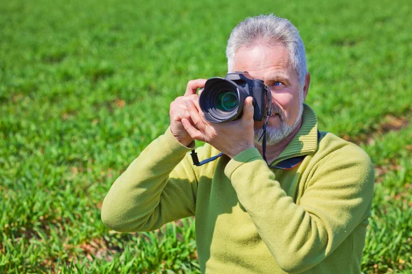 男の保持しているカメラ — ストック写真