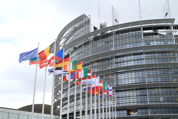 Parlamento Europeo y banderas de las naciones europeas — Foto de Stock