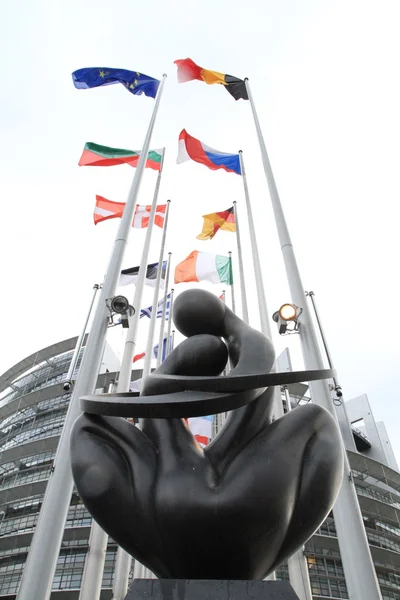 Прапори Європейського парламенту зі скульптурою — стокове фото