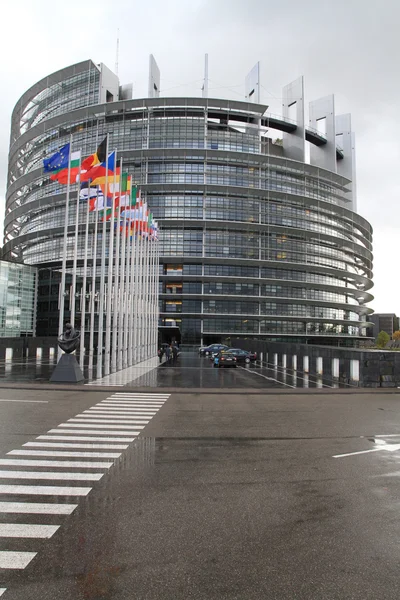 Європейський парламент і прапорами країн Європи — стокове фото