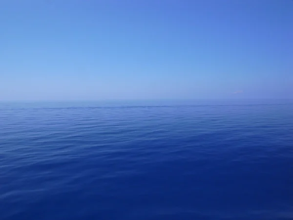 Temně modré moře — Stock fotografie