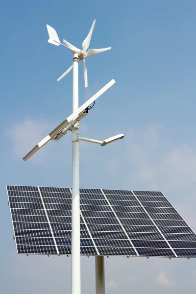 Mini-Windkraft und Sonnenkollektoren — Stockfoto