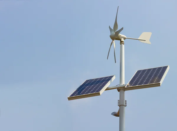 ミニ風力発電と太陽電池パネル — ストック写真