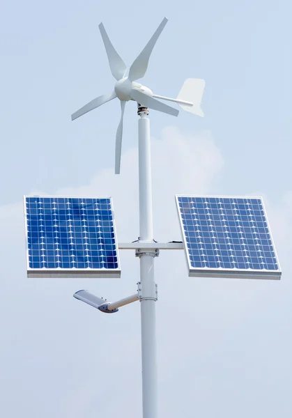 Mini énergie éolienne et panneaux solaires Photos De Stock Libres De Droits