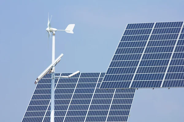 Mini énergie éolienne et panneaux solaires Images De Stock Libres De Droits