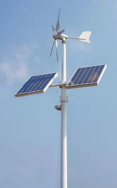 Mini vindkraft och solpaneler Stockbild