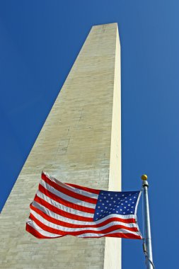 washington Anıtı yakınında Amerikan bayrağı