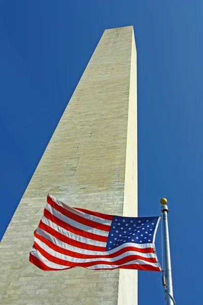 Americká vlajka poblíž washington memorial — Stock fotografie