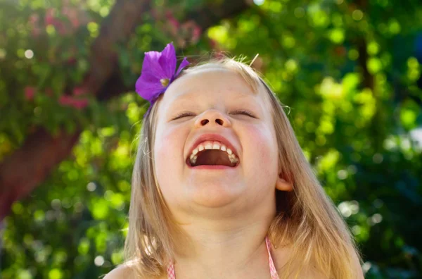 Веселая маленькая девочка — стоковое фото